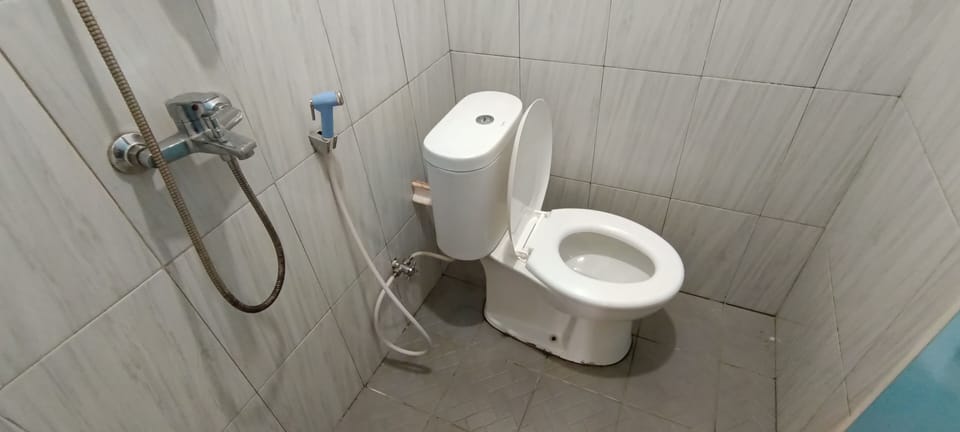 Standard Double Room | Bathroom | Shower, towels