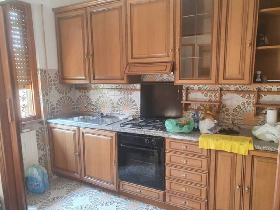 City Apartment | Private kitchen | Full-size fridge, microwave, oven, electric kettle