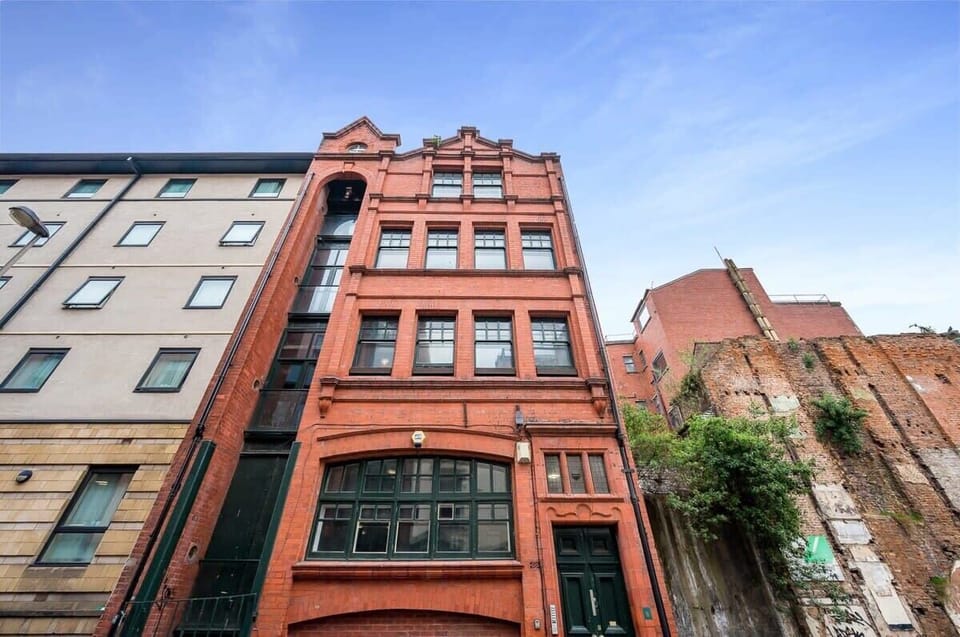 Bands Warehouse VI, Liverpool - Host & Stay
