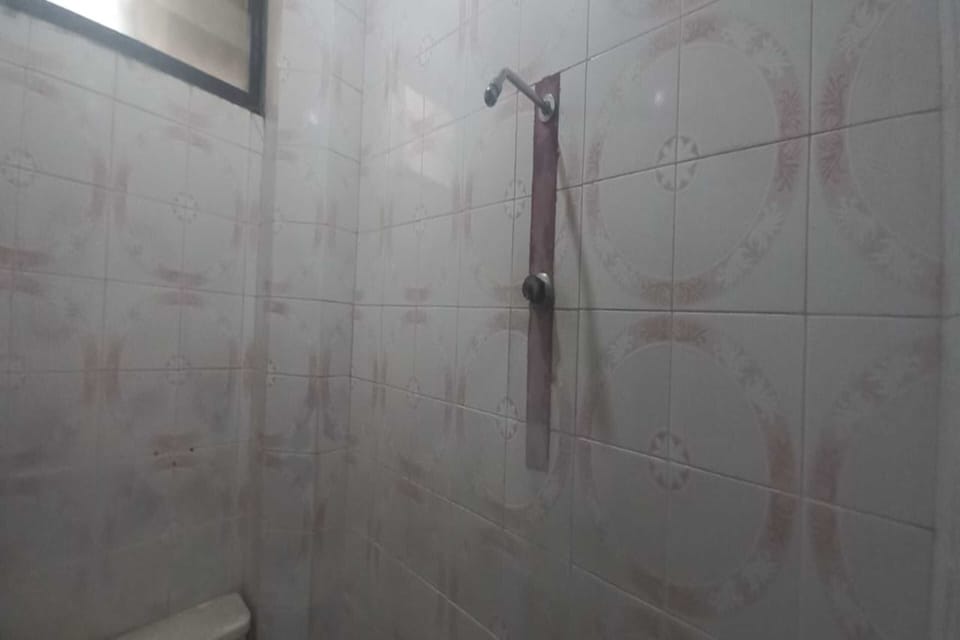 Standard Double Room | Bathroom | Shower, towels