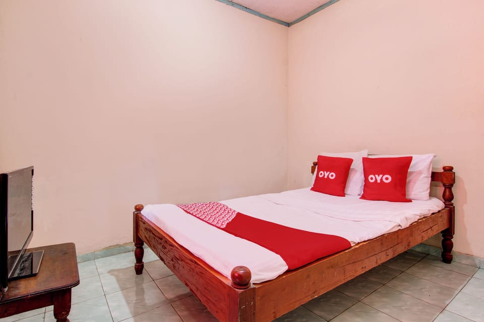 Standard Double Room | Desk, laptop workspace, WiFi (free), bed sheets