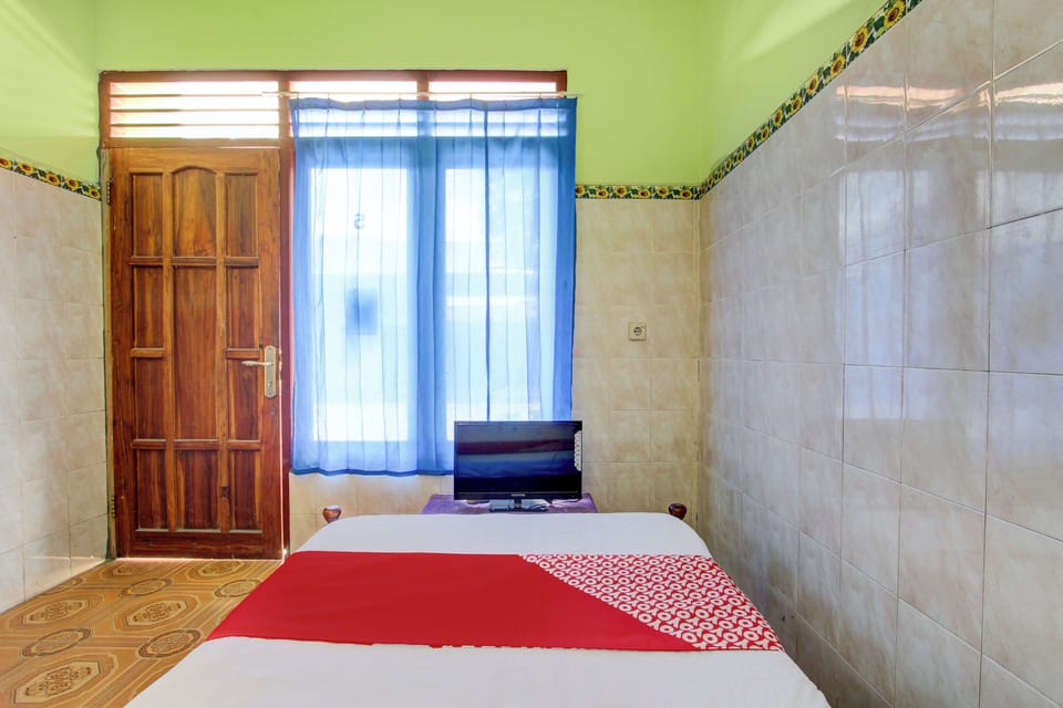 Deluxe Double Room | Laptop workspace, WiFi (free), bed sheets
