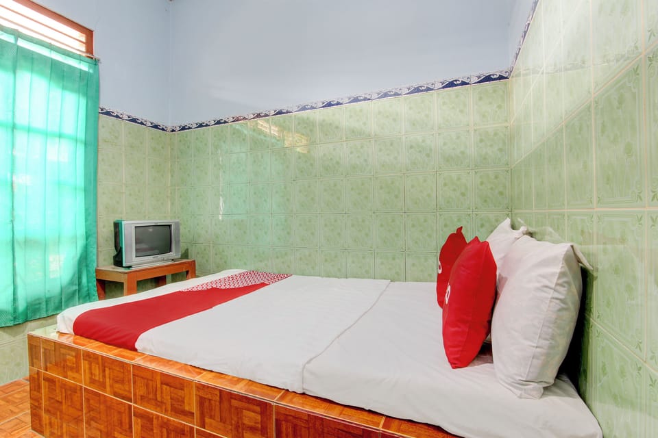 Economy Double Room | Laptop workspace, WiFi (free), bed sheets