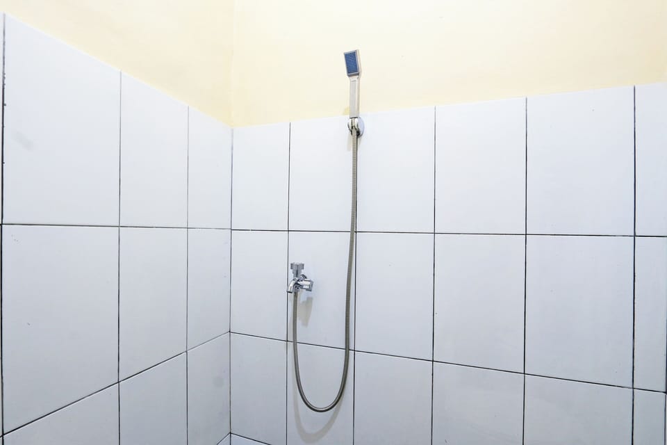 Standard Double Room | Bathroom | Shower, towels