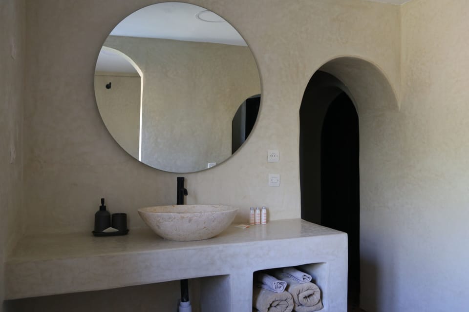 Elite Suite | Bathroom | Bathtub, slippers, towels