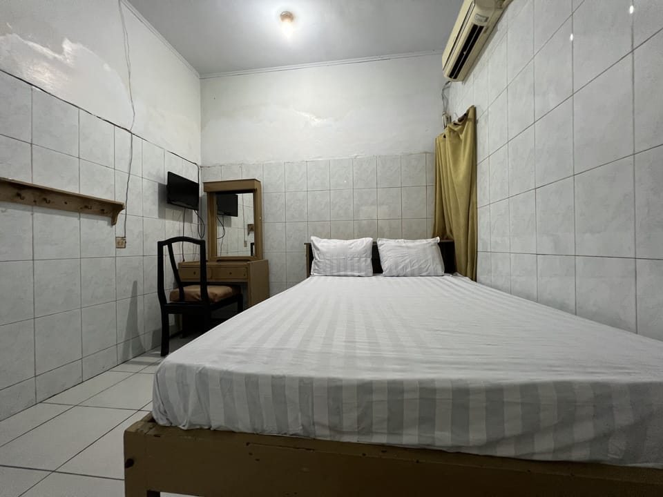 Standard Double Room | Desk, laptop workspace, WiFi (free), bed sheets