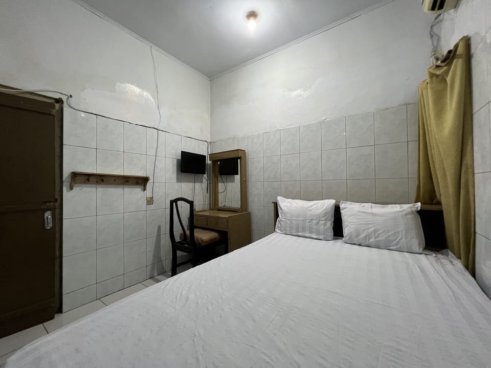 Standard Double Room | Desk, laptop workspace, WiFi (free), bed sheets