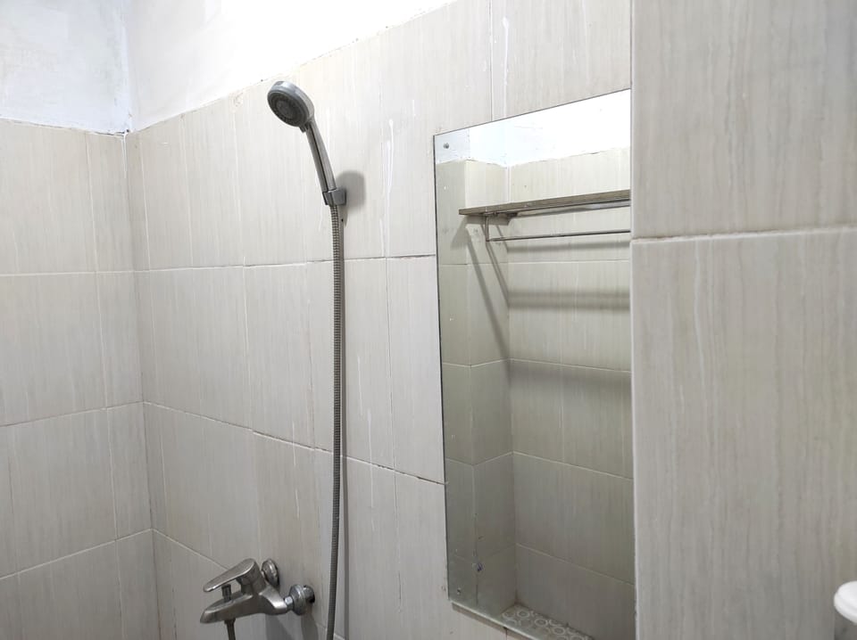 Standard Twin Room | Bathroom | Shower, towels