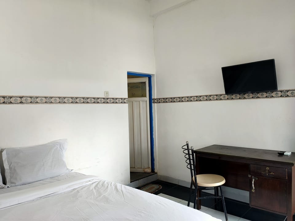 Standard Double Room | Desk, laptop workspace, bed sheets