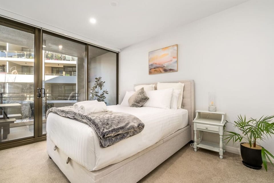`Enjoy a restful stay in our comfy bedroom, featuring professionally laundered linen. The fresh, crisp bedding and cozy furnishings create a relaxing retreat for a perfect night’s sleep.