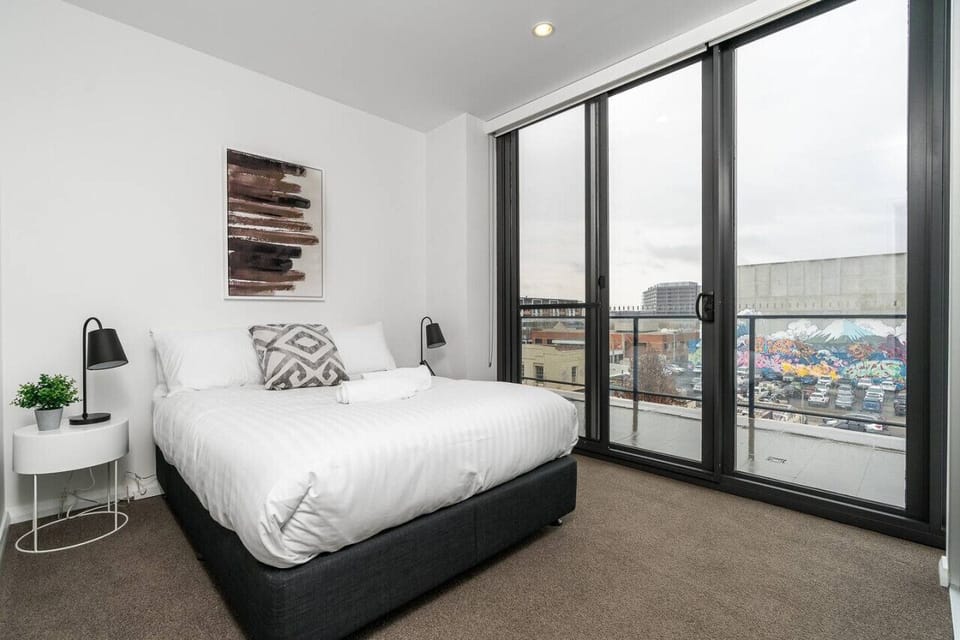 Indulge in a queen-size bed outfitted with elegantly laundered linen, providing a clean and comfortable retreat.