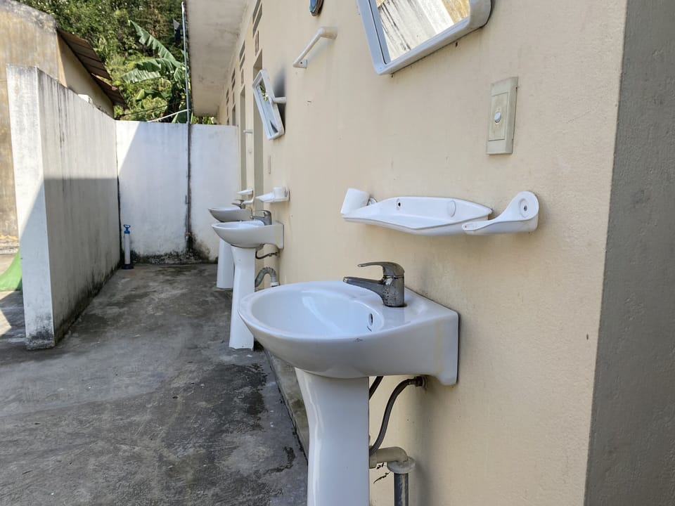 Rainfall showerhead, hair dryer, bidet, towels