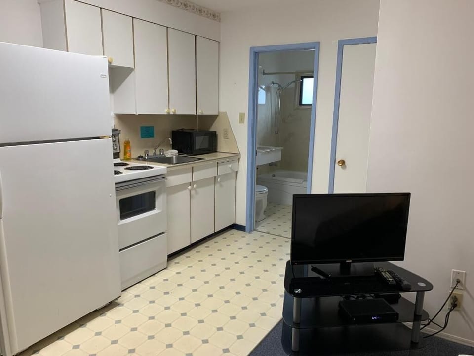 Full-size fridge, microwave, coffee/tea maker, cookware/dishes/utensils