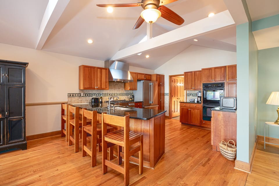 Large eat-in kitchen with peninsula and plenty of counter space
