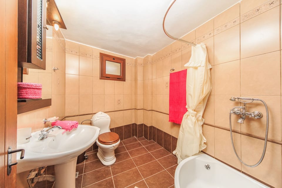 Lenio%27s bathrooms%3A a sanctuary of comfort and elegance