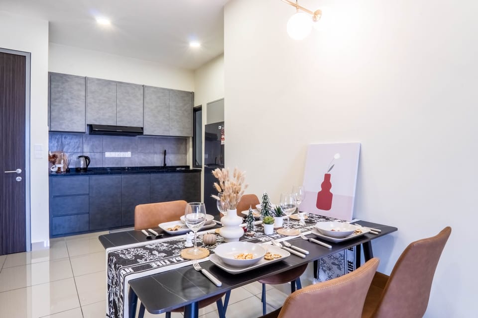 Deluxe Apartment | Private kitchen | Fridge, microwave, stovetop, cookware/dishes/utensils