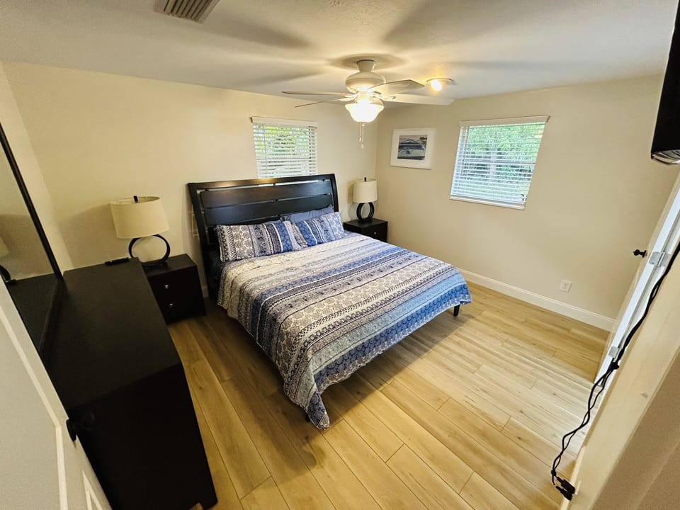 Master Bedroom / King Bed 