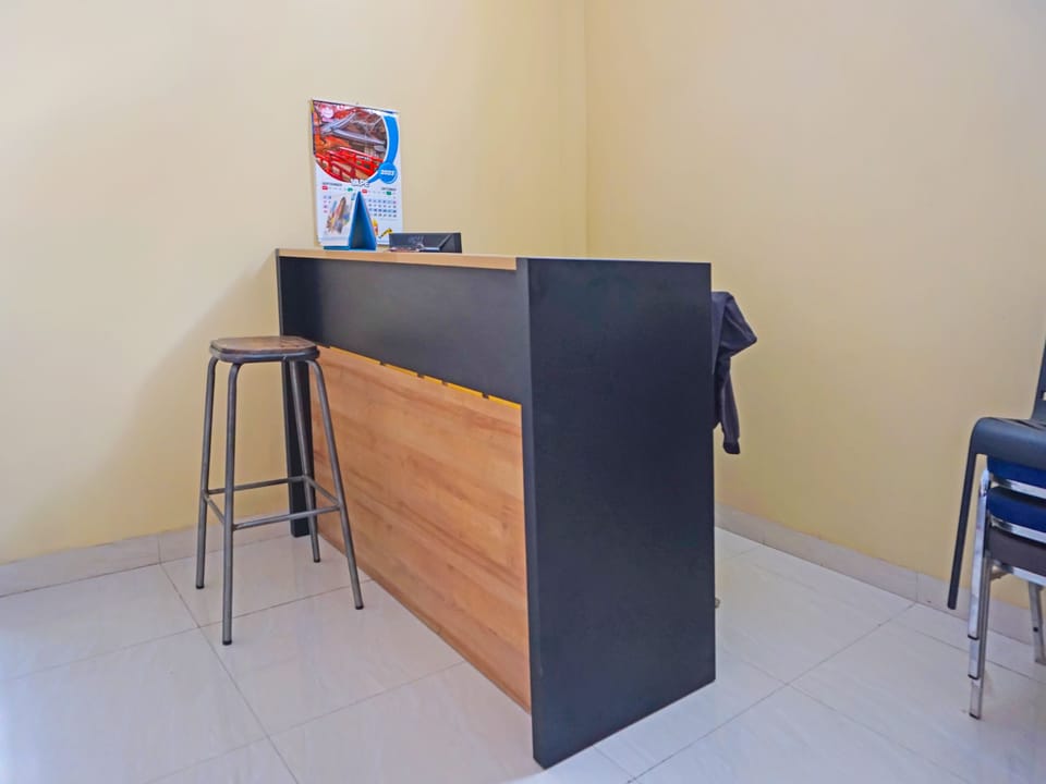 OYO 93414 Wisma Ratu Syariah Near SMP Negeri 2 Watang Pulu Hotel in Indonesia
