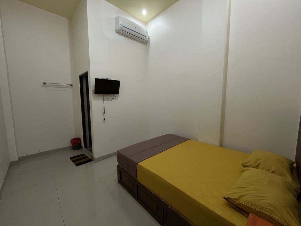 Standard Double Room | Desk, laptop workspace, bed sheets