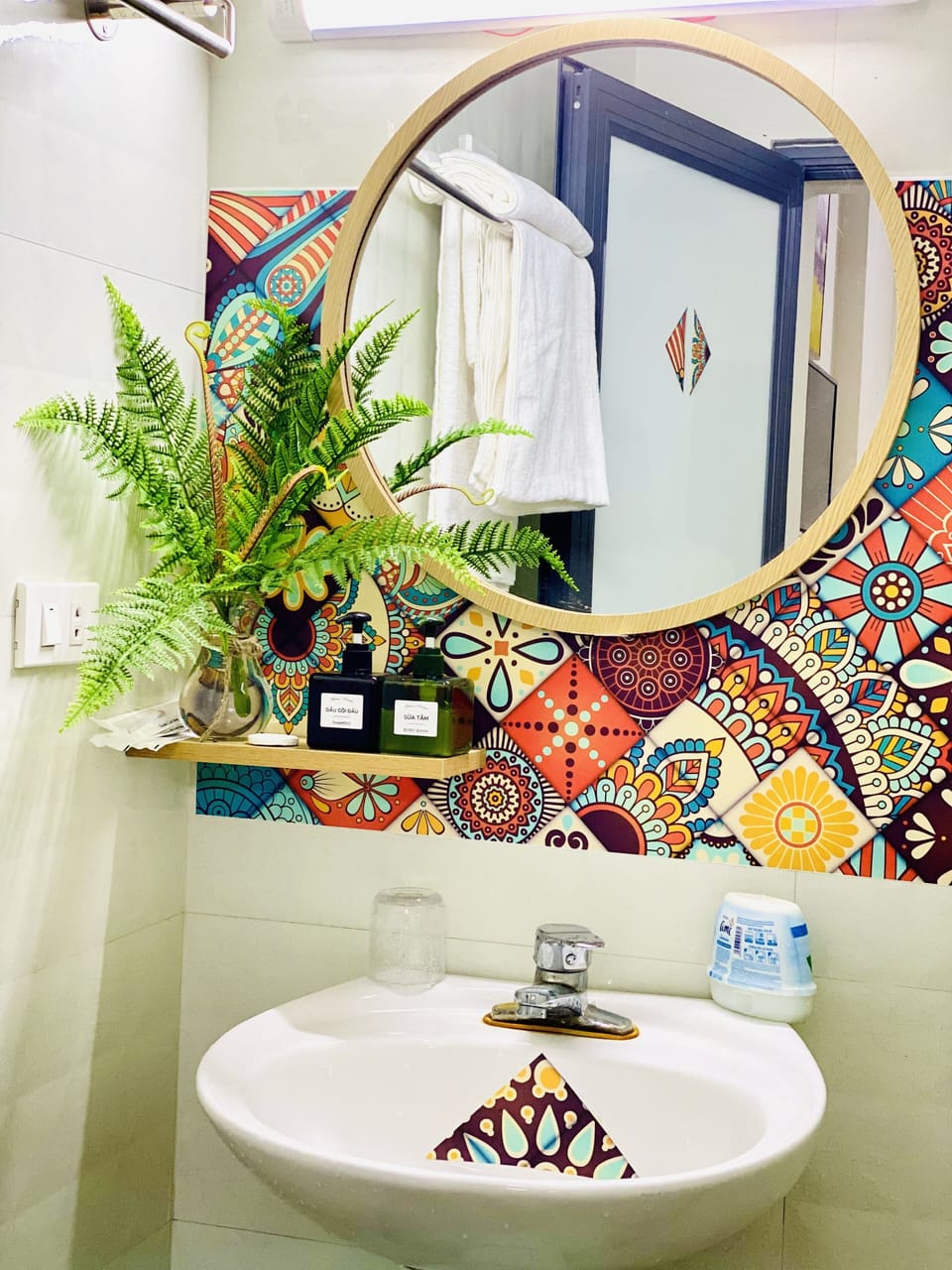 Deluxe Double Room, 1 King Bed | Bathroom | Shower, hydromassage showerhead, free toiletries, hair dryer