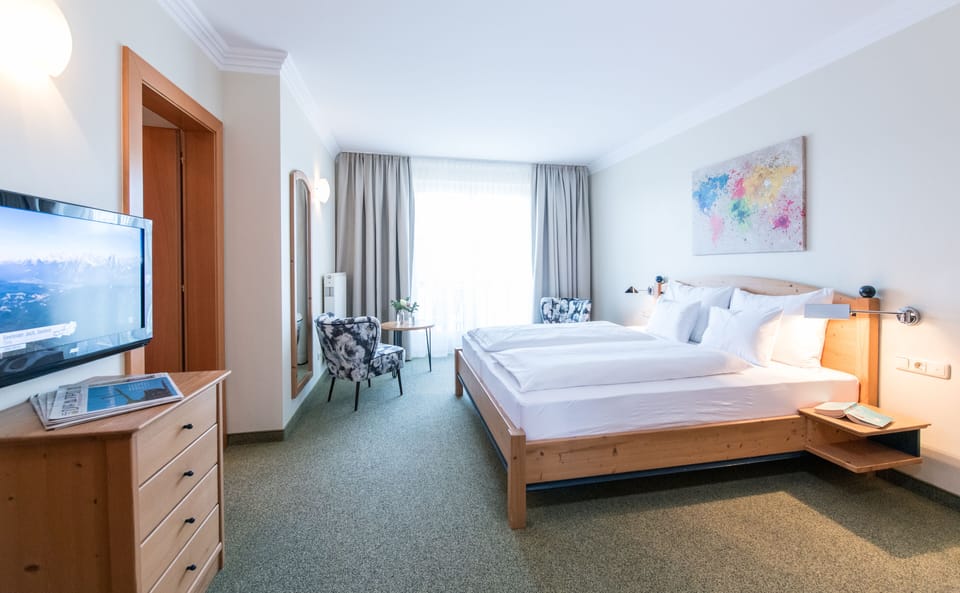 Comfort Double Room, 1 Queen Bed, Balcony, Lakeside | Hypo-allergenic bedding, in-room safe, blackout drapes, free WiFi