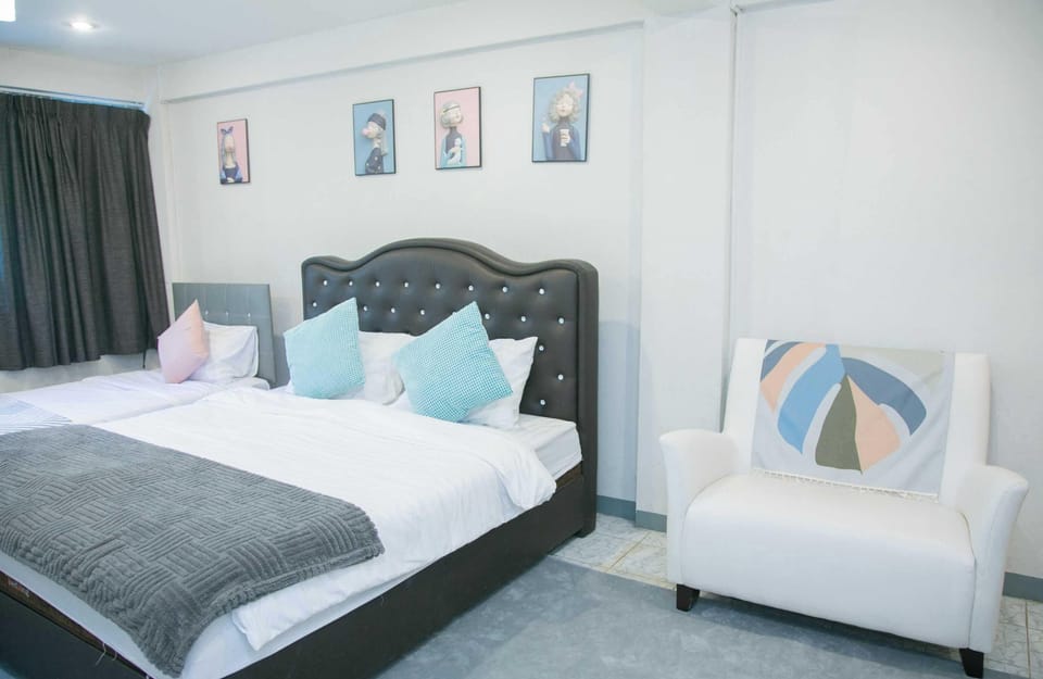 Studio Suite | Desk, free WiFi, bed sheets