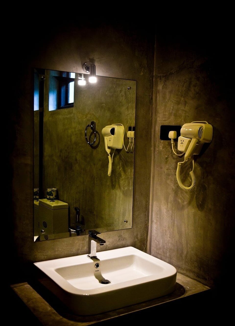 Shower, rainfall showerhead, free toiletries, hair dryer