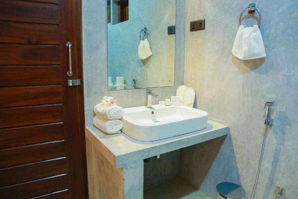 Shower, rainfall showerhead, free toiletries, hair dryer