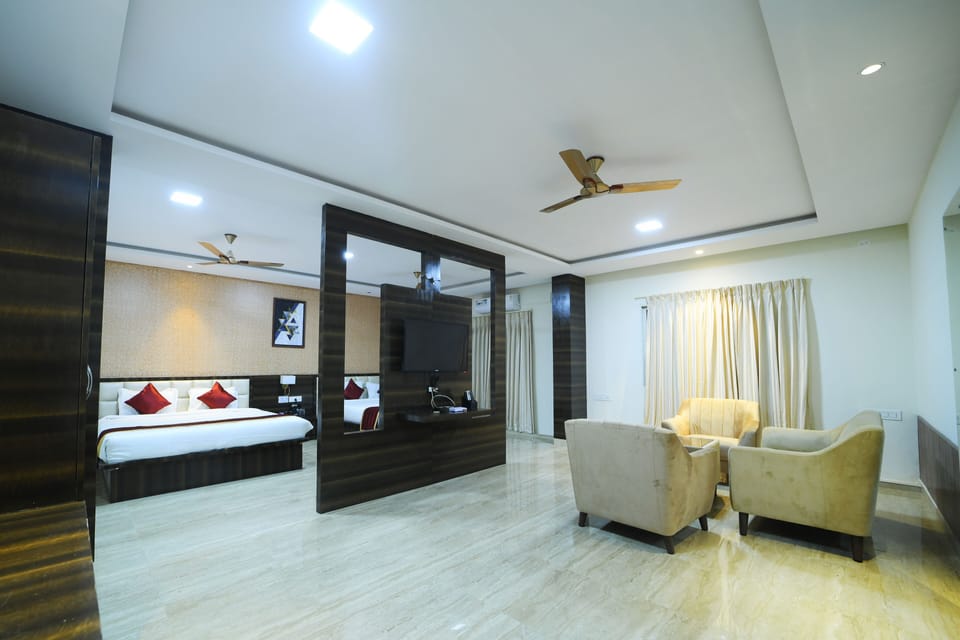 Family Suite | In-room safe, desk, blackout drapes, soundproofing