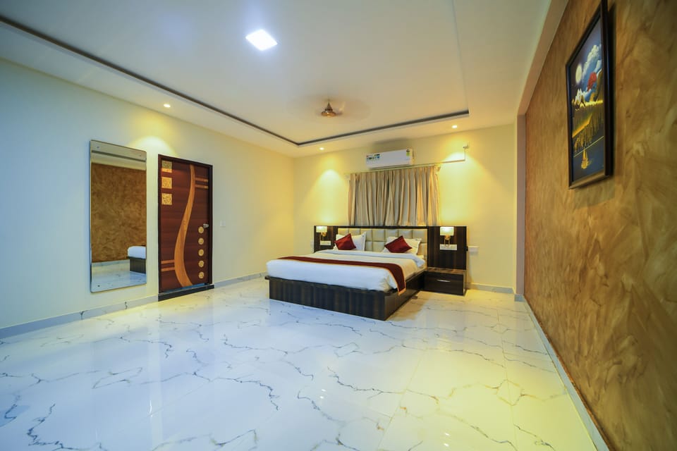 Executive Double Room, 1 King Bed, Non Smoking | In-room safe, desk, blackout drapes, soundproofing