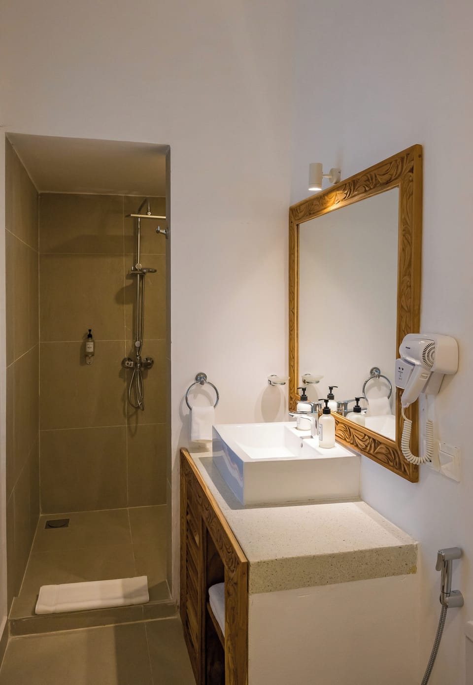 Family Room | Bathroom | Free toiletries, hair dryer, bidet, towels