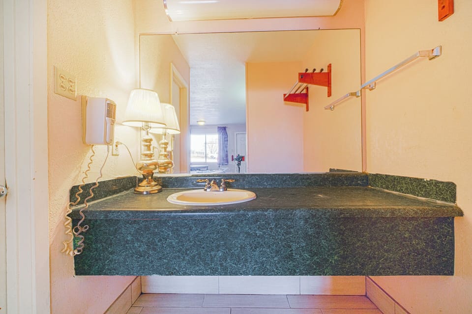 Room, 1 King Bed, Non Smoking | Bathroom | Free toiletries, towels