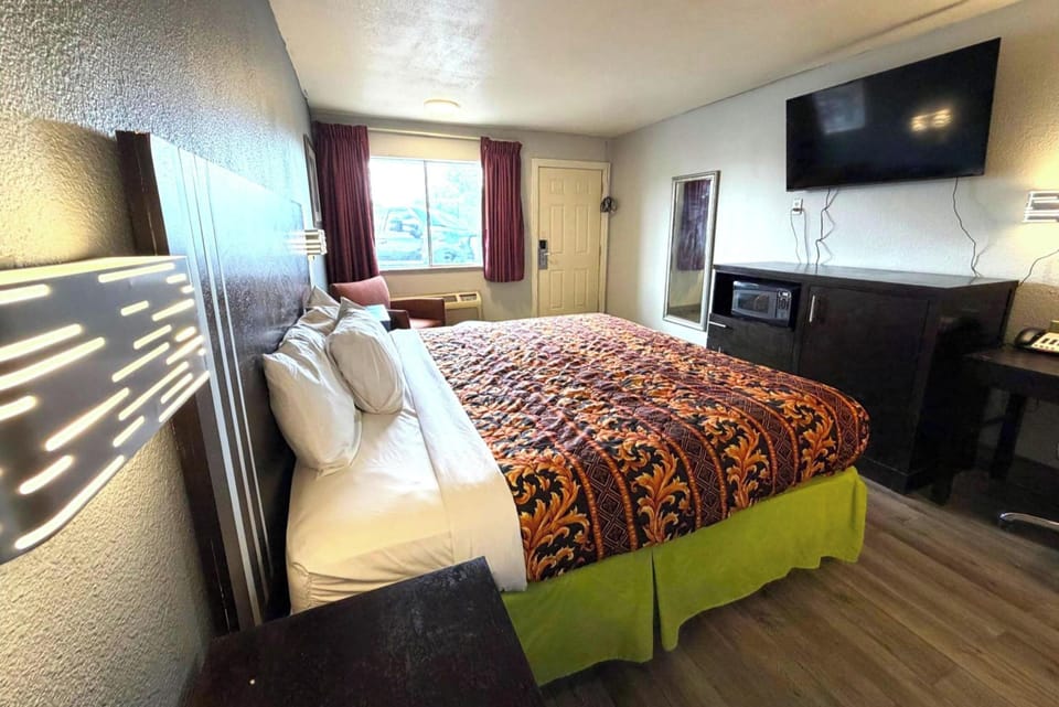 Room, 1 King Bed, Non Smoking | Desk, WiFi (free), bed sheets