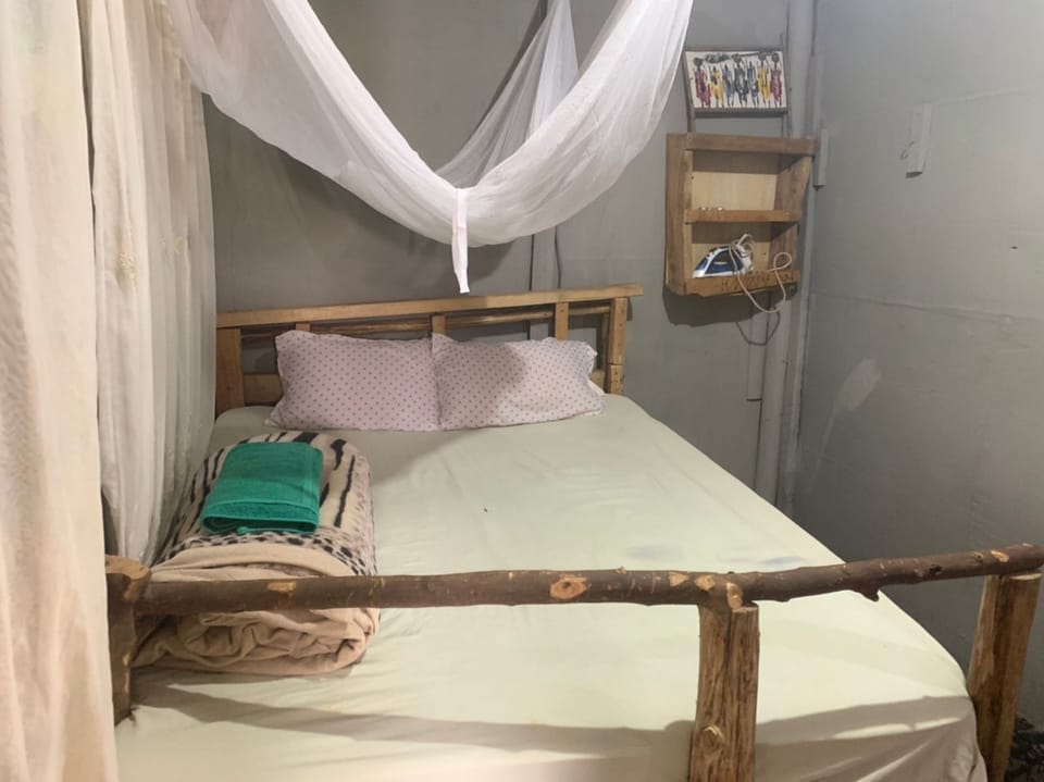 Basic Single Room | Desk