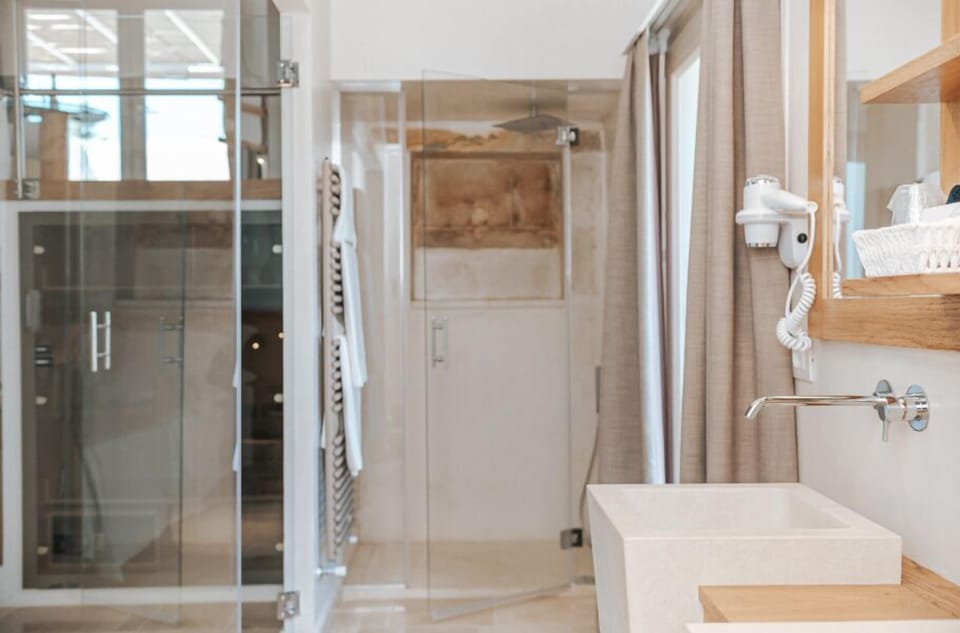 Suite Superior | Bathroom | Hair dryer, bathrobes, slippers, bidet