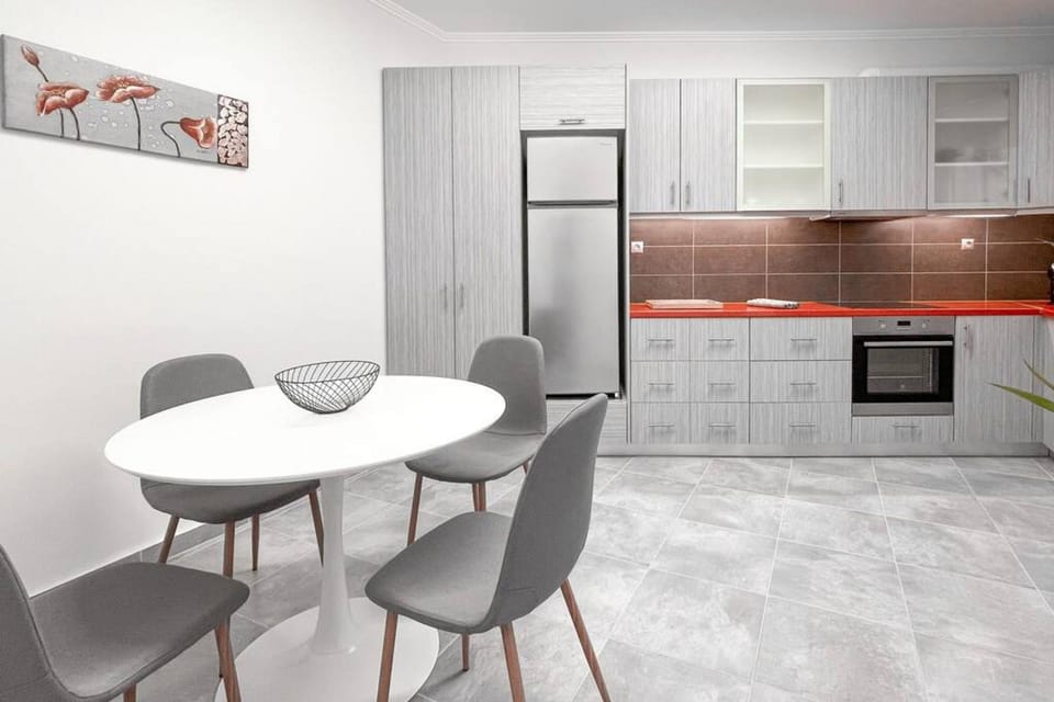House | 2 bedrooms, desk