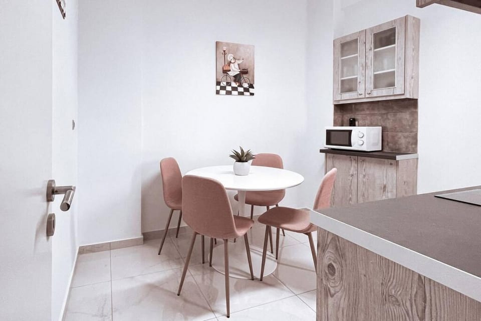 House | 2 bedrooms, desk