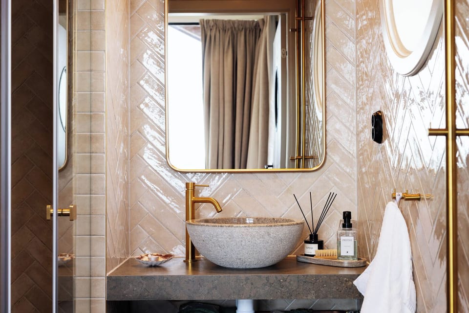 Pavilion Room (Inc. Private Jacuzzi and Bastu) | Bathroom sink
