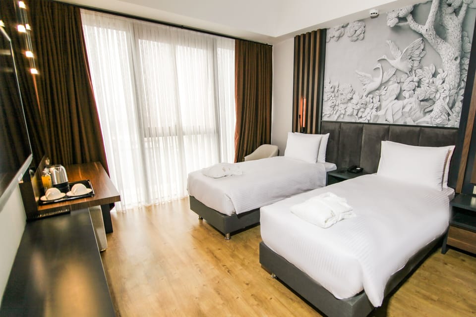 Deluxe Twin Room | Bathroom | Hair dryer, bathrobes, slippers, heated floors
