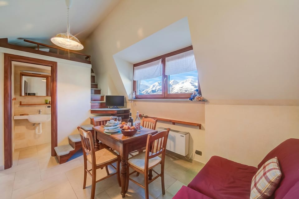 Standard Studio, Mountain View (Studio Placide Mountain View) | Living area | Flat-screen TV