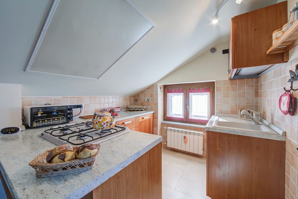 Standard Studio, Mountain View (Studio Placide Mountain View) | Private kitchen | Fridge, oven, stovetop, cookware/dishes/utensils