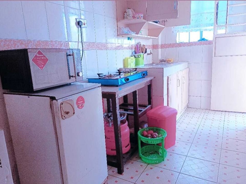 Business Apartment | Private kitchen | Fridge, microwave, cookware/dishes/utensils
