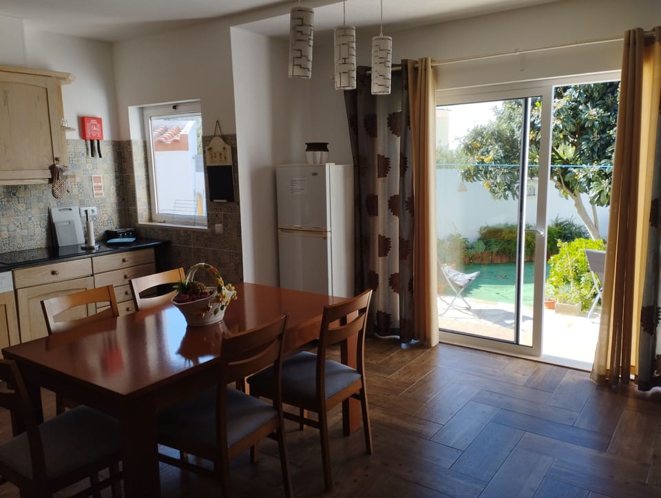 Full-size fridge, microwave, oven, dishwasher