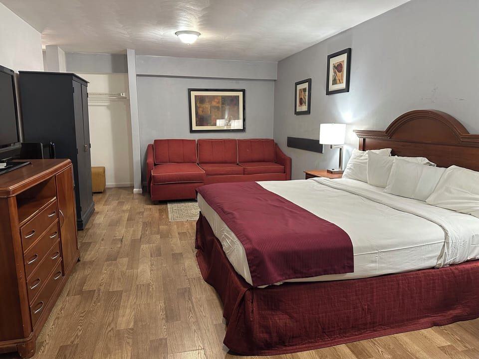Standard Room, 1 King Bed | Desk, laptop workspace, iron/ironing board, free WiFi