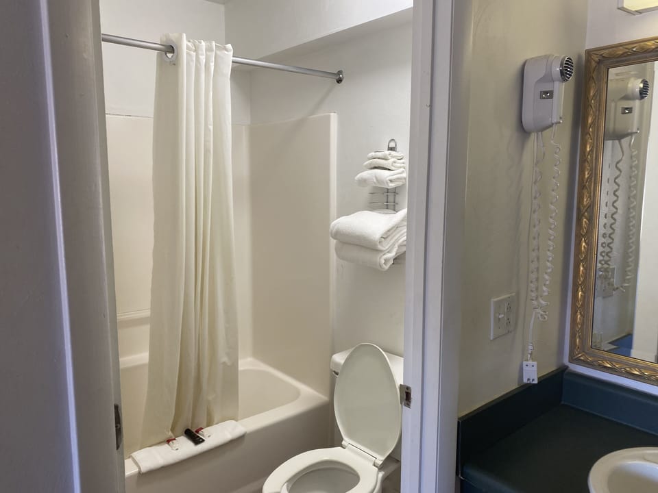 Combined shower/tub, rainfall showerhead, towels