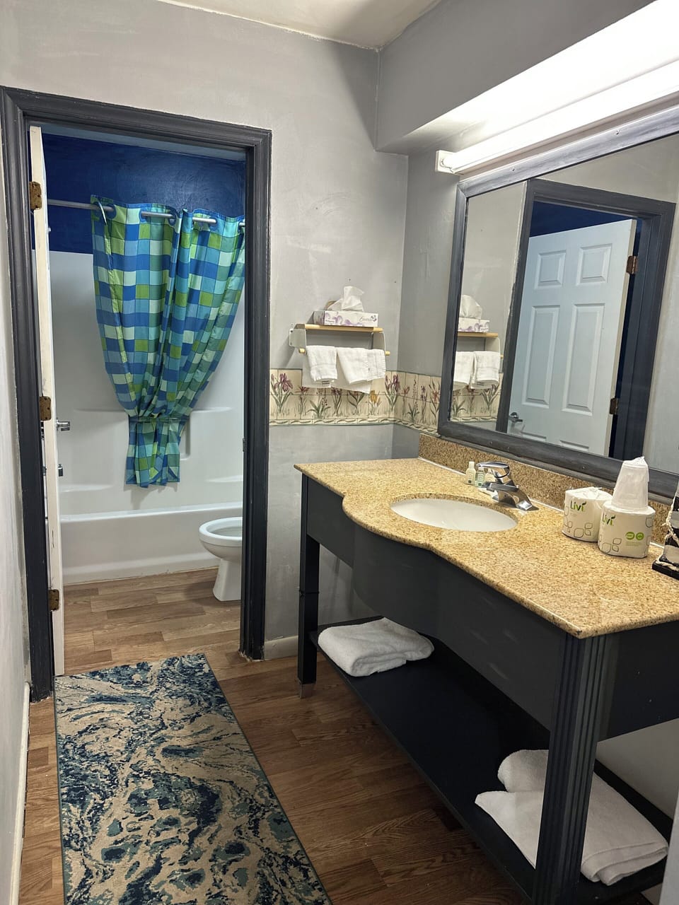 Standard Room, 1 King Bed | Bathroom | Combined shower/tub, rainfall showerhead, towels