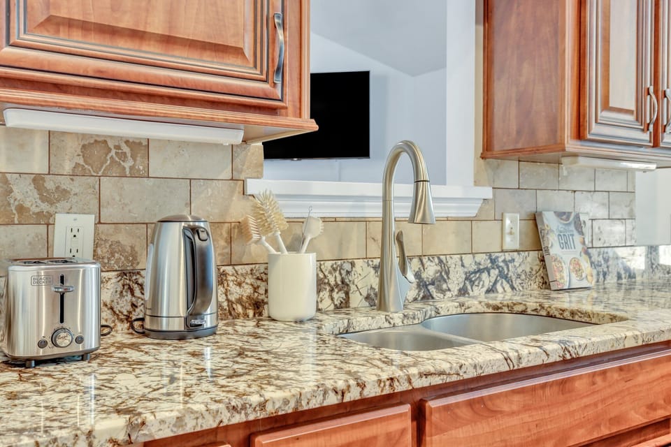 Stainless steel appliances and a fully equipped kitchen for culinary lovers.