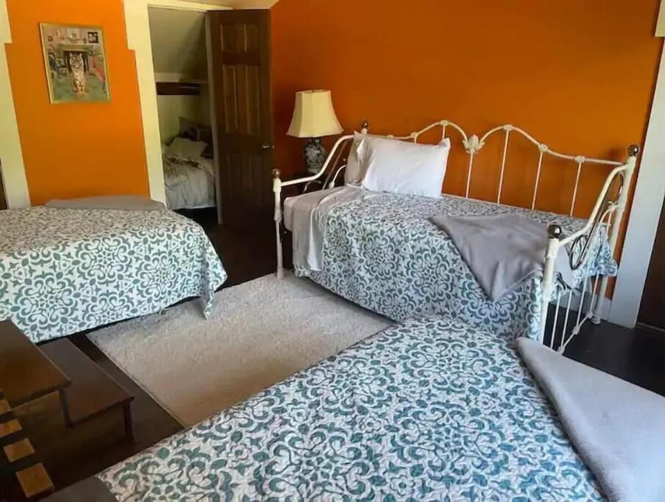 Bedroom 2 (entrance through bedroom3)(3 twins)