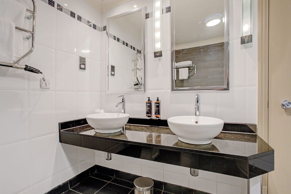 Junior Suite | Bathroom | Combined shower/tub, eco-friendly toiletries, hair dryer, towels