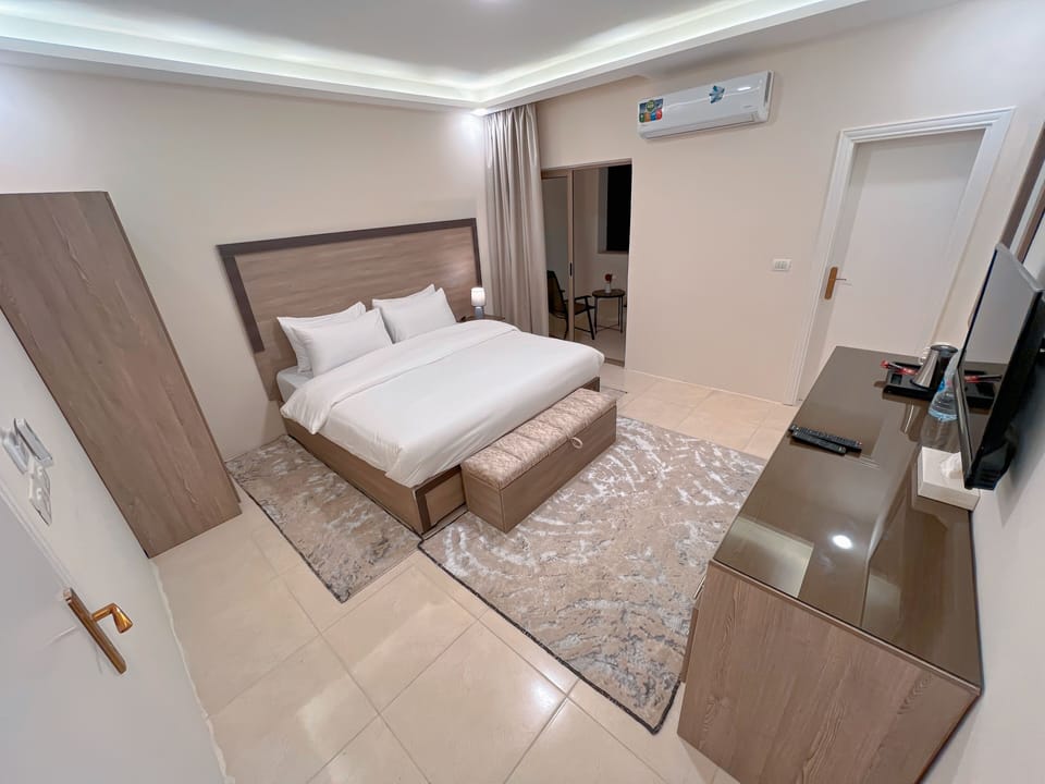 Deluxe Double Room | Egyptian cotton sheets, premium bedding, desk, laptop workspace